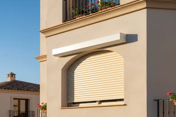 Persiana exterior instalada en fachada de edificio mediterráneo